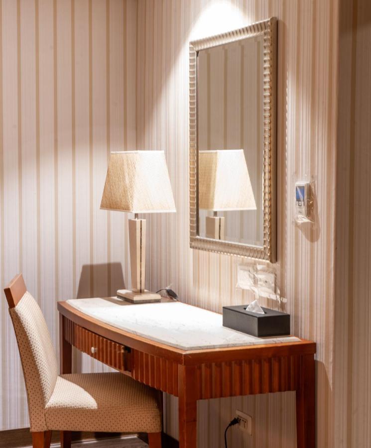 Elegance Hotel Тайпей Екстериор снимка
