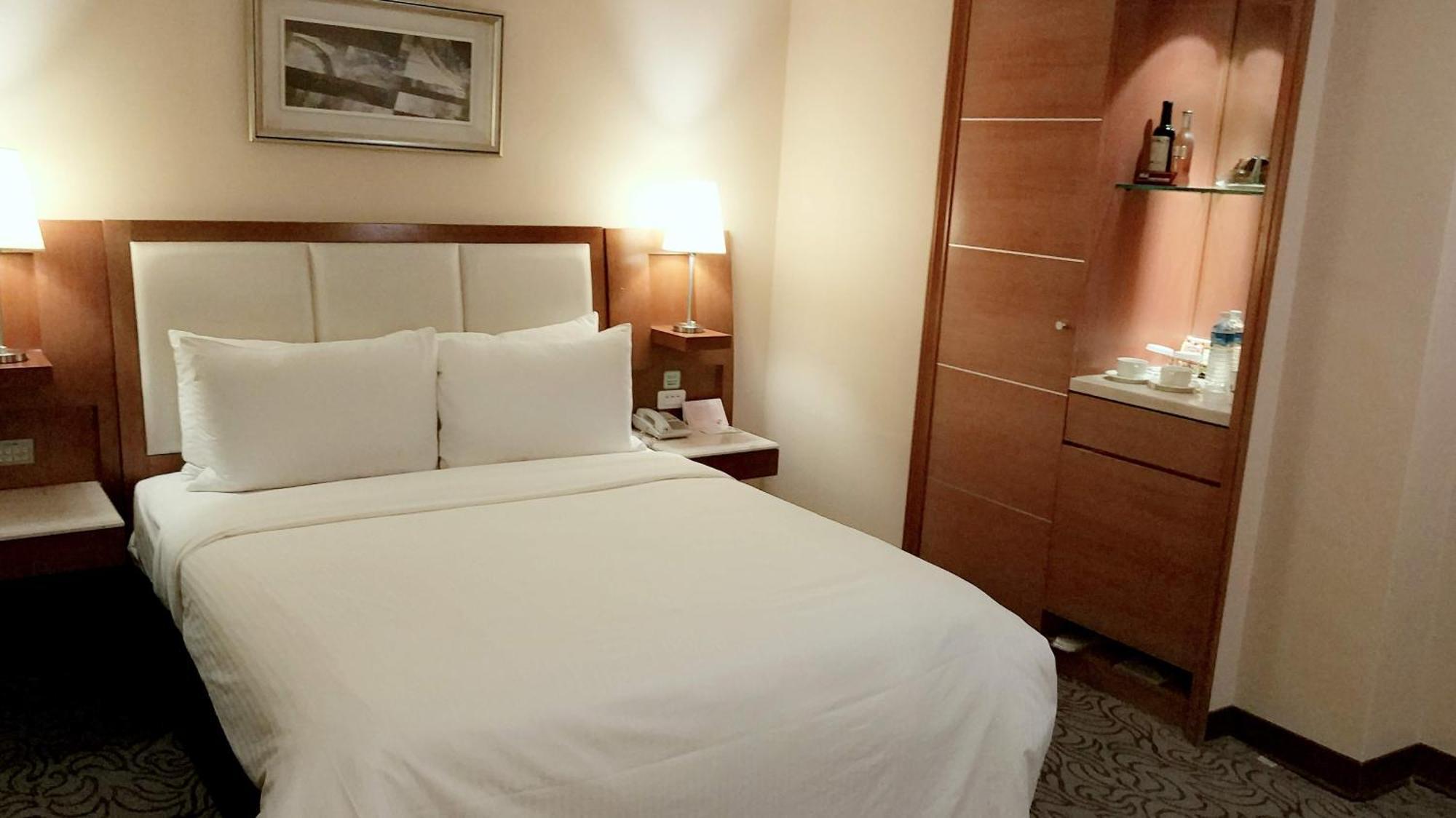 Elegance Hotel Тайпей Екстериор снимка