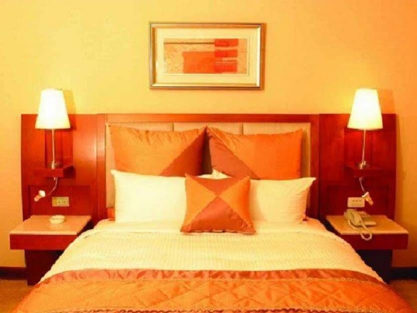 Elegance Hotel Тайпей Екстериор снимка