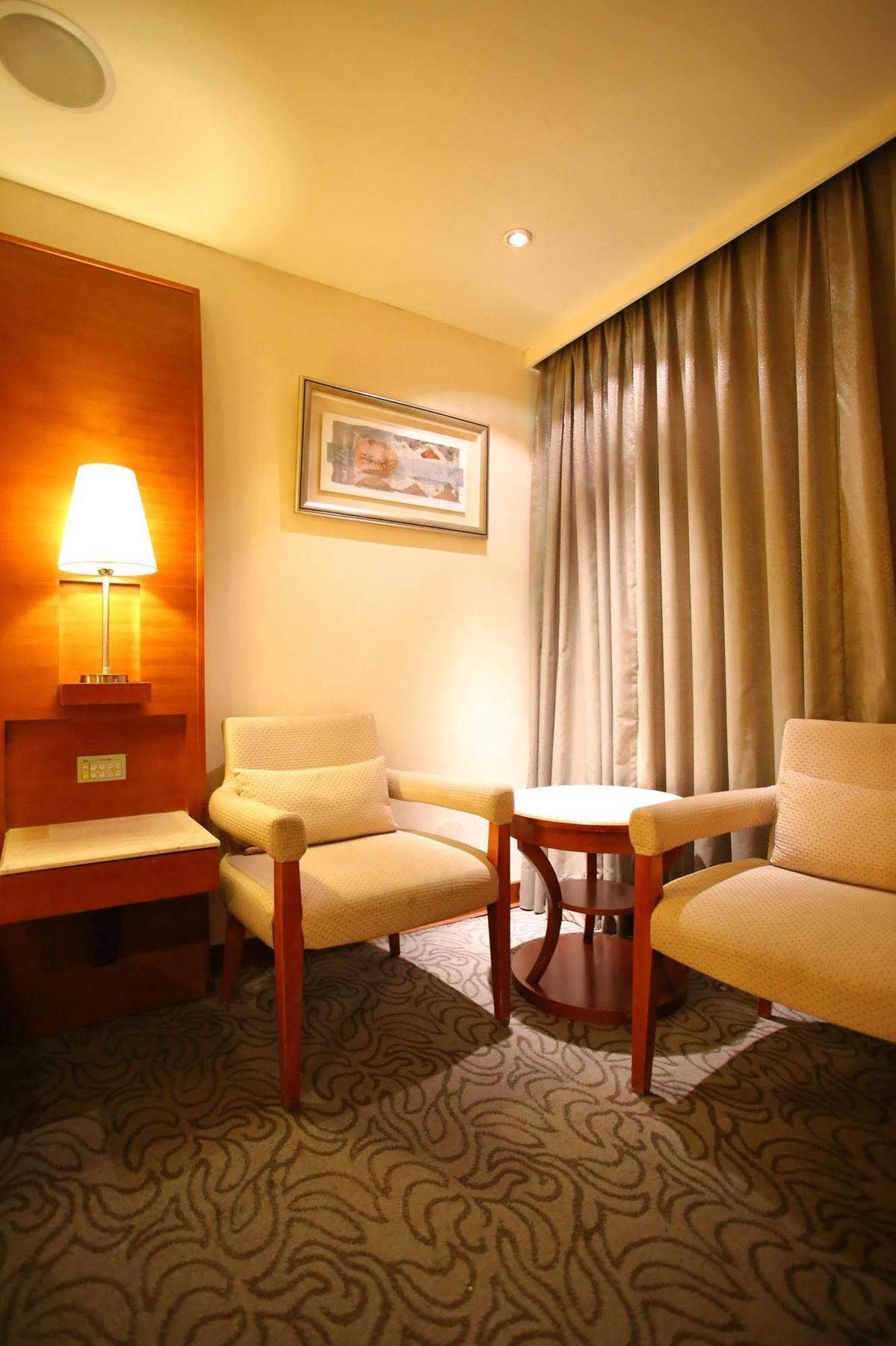 Elegance Hotel Тайпей Екстериор снимка