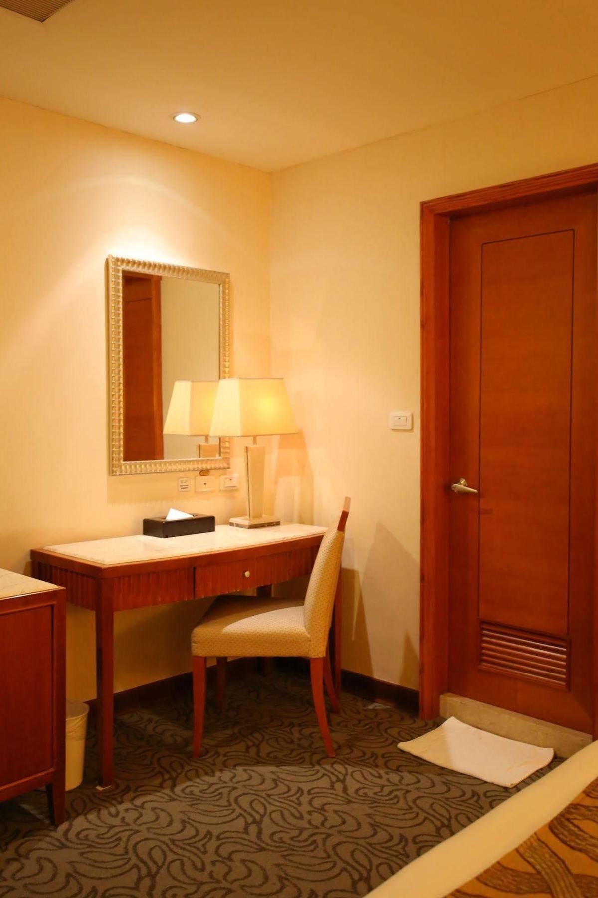 Elegance Hotel Тайпей Екстериор снимка