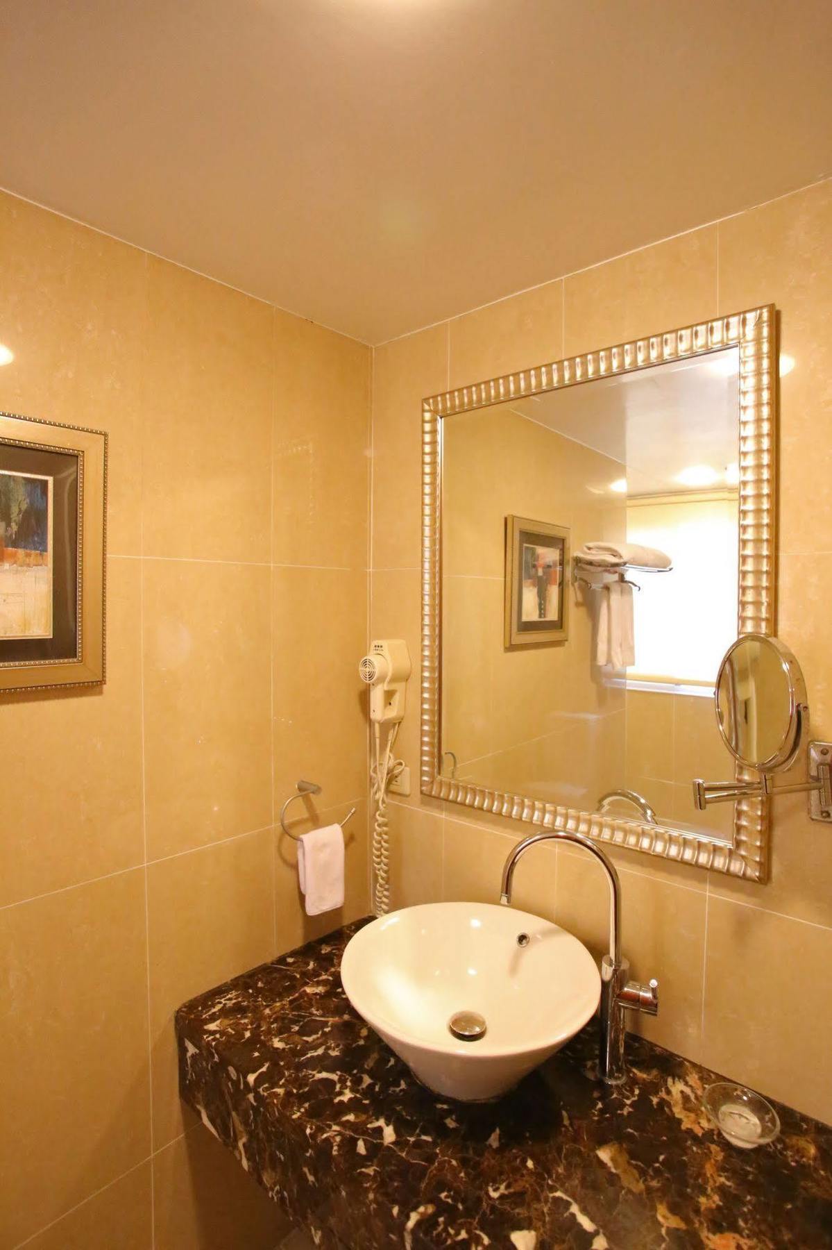 Elegance Hotel Тайпей Екстериор снимка